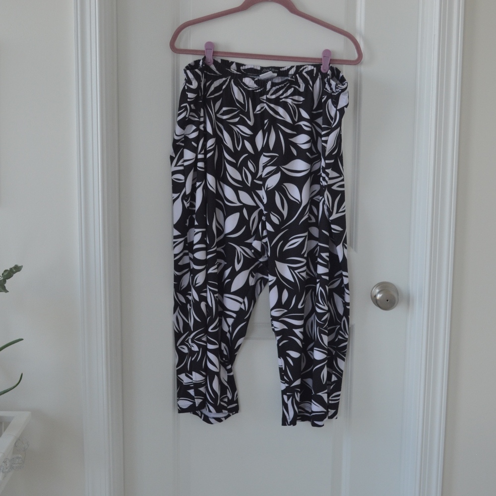 NWOT Black and White Floral Capri Pants